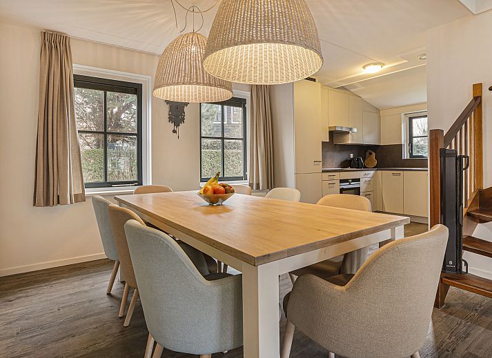 Gemuetliche Leseecke im Duinpark 't Hof van Haamstede 8-Personen-Bungalow 8CE, mit Zugang zur Terrasse.