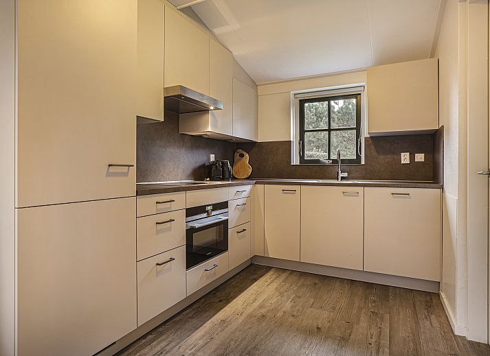 Gemuetliche Leseecke im Duinpark 't Hof van Haamstede 8-Personen-Bungalow 8CE, mit Zugang zur Terrasse.