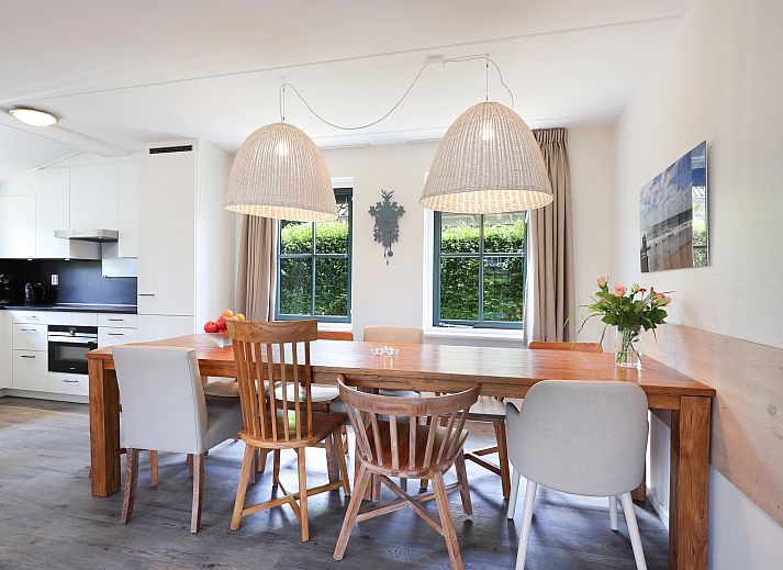 Cozy living room with lots of light in Duinpark 't Hof van Haamstede 10-person vacation home in Schouwen-Duiveland, Zeeland.