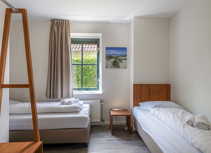 Comfortable sitting area with modern furniture in Duinpark 't Hof van Haamstede 10-person bungalow in Burgh-Haamstede, Zeeland.