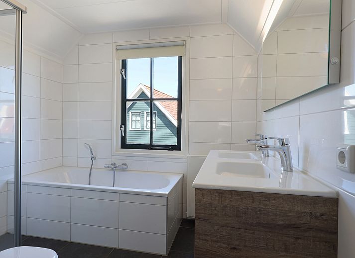 Comfortable sitting area with modern furniture in Duinpark 't Hof van Haamstede 10-person bungalow in Burgh-Haamstede, Zeeland.