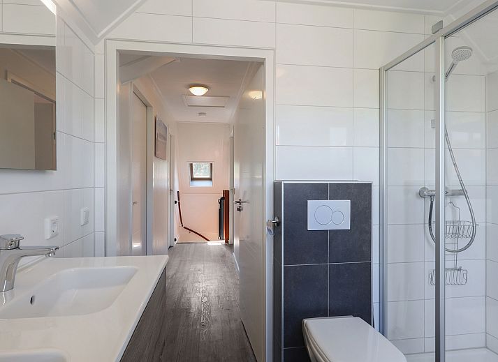 Comfortable sitting area with modern furniture in Duinpark 't Hof van Haamstede 10-person bungalow in Burgh-Haamstede, Zeeland.