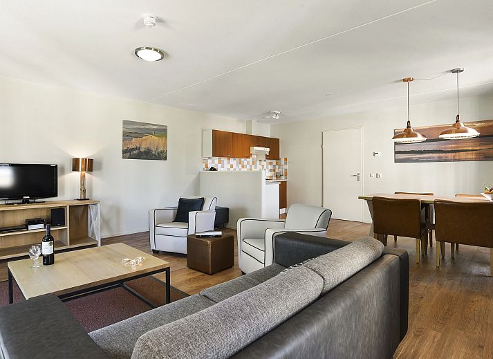 Gezellige woonkamer in Residence 't Hof van Haamstede, 4-persoons Heerenhuisappartement in Burgh-Haamstede, met moderne inrichting.