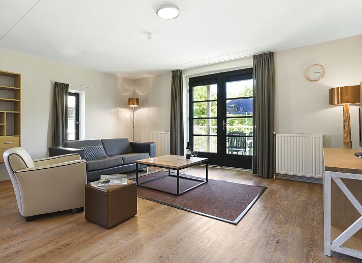 Gezellige woonkamer in Residence 't Hof van Haamstede, 4-persoons Heerenhuisappartement in Burgh-Haamstede, met moderne inrichting.