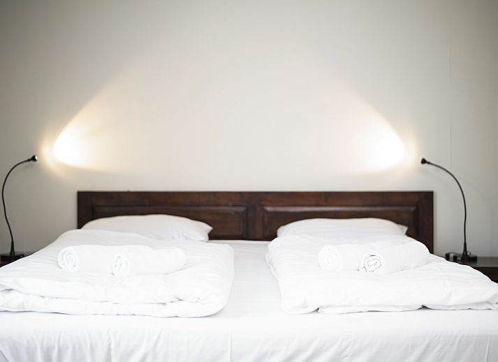 Lichte leefruimte met toegang tot balkon in Residence 't Hof van Haamstede, vakantiehuis in Burgh-Haamstede, Zeeland.