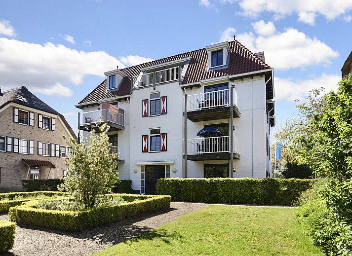 Ontspannen hoek met tijdschriften en koffie in Residence 't Hof van Haamstede, 4-persoons Heerenhuisappartement, Zeeland.