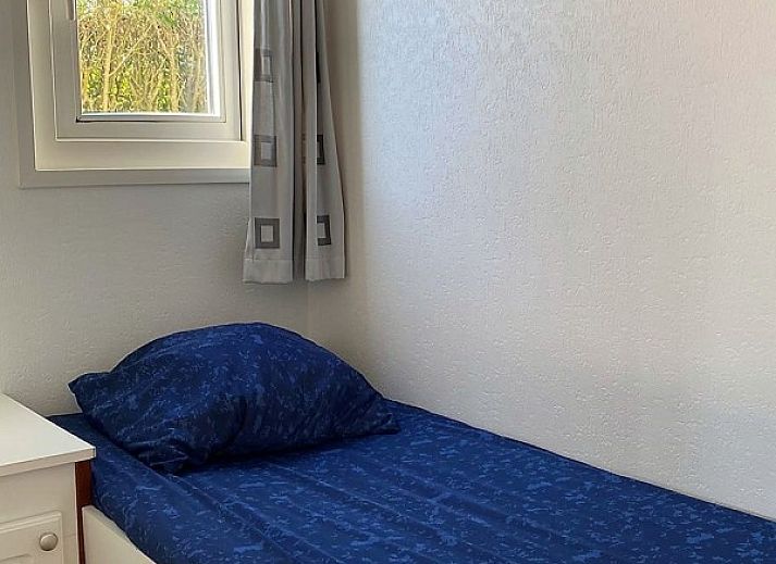 Gezellige slaapkamer in De Fazant vakantiehuis, Burgh-Haamstede, met uitzicht op de natuur van Schouwen-Duiveland, Zeeland.