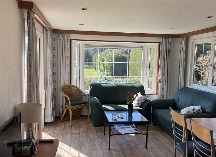 Gezellige slaapkamer in De Fazant vakantiehuis, Burgh-Haamstede, met uitzicht op de natuur van Schouwen-Duiveland, Zeeland.