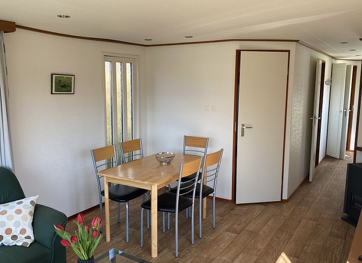 Gezellige slaapkamer in De Fazant vakantiehuis, Burgh-Haamstede, met uitzicht op de natuur van Schouwen-Duiveland, Zeeland.