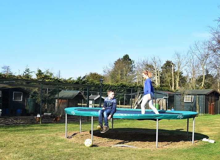 Gezellige slaapkamer in De Fazant vakantiehuis, Burgh-Haamstede, met uitzicht op de natuur van Schouwen-Duiveland, Zeeland.