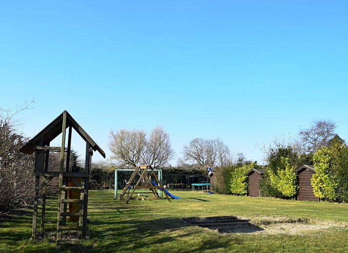 Gezellige slaapkamer in De Fazant vakantiehuis, Burgh-Haamstede, met uitzicht op de natuur van Schouwen-Duiveland, Zeeland.