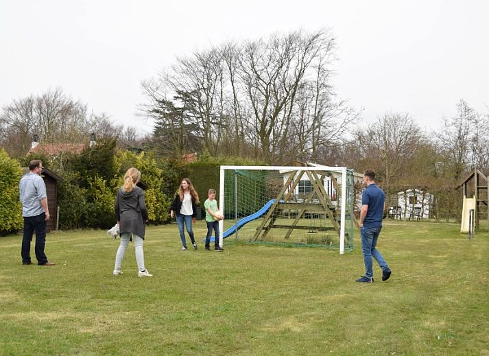 Knusse tweepersoonskamer in De Fazant vakantiehuis, Burgh-Haamstede, ideaal voor gezinnen in Zeeland.