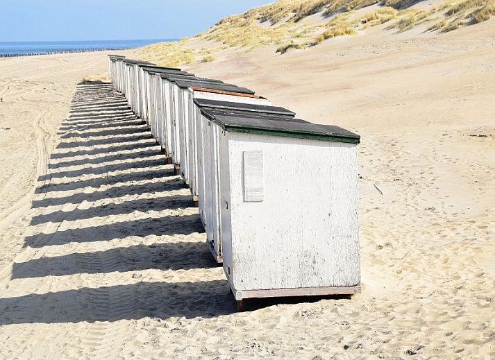 Moderne badkamer in De Fazant vakantiehuis, Burgh-Haamstede, met douche en natuurlijk licht in Zeeland.