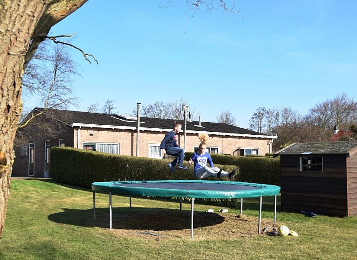 Luchtfoto van vakantiehuis De Wulp in Burgh-Haamstede, Zeeland met ruime tuin en speeltoestellen.