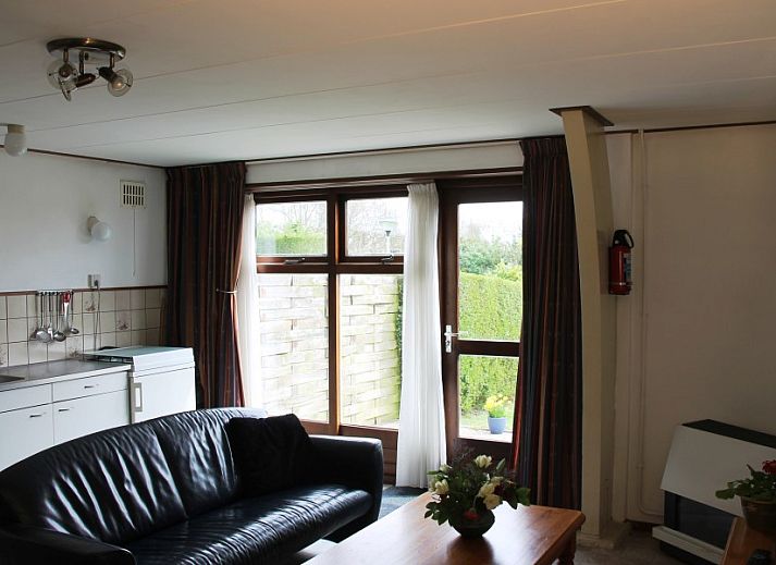 Luchtfoto van vakantiehuis De Wulp in Burgh-Haamstede, Zeeland met ruime tuin en speeltoestellen.