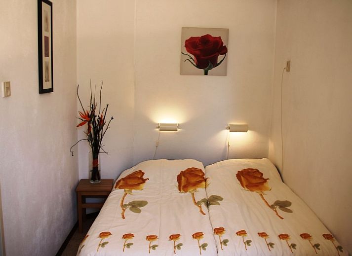 Luchtfoto van vakantiehuis De Wulp in Burgh-Haamstede, Zeeland met ruime tuin en speeltoestellen.