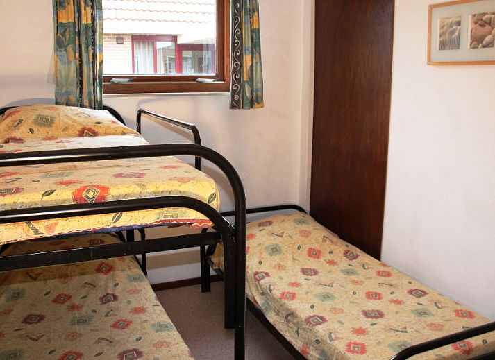 Kinderen springen op trampoline in de tuin van De Wulp, vakantiehuis in Burgh-Haamstede, Zeeland.