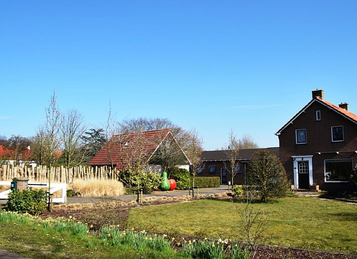 Kinderen springen op trampoline in de tuin van De Wulp, vakantiehuis in Burgh-Haamstede, Zeeland.