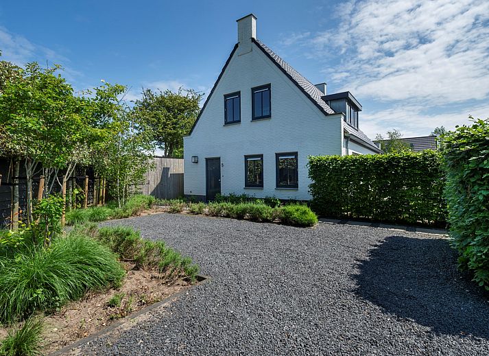 Vooraanzicht van Vakantievilla Paardenbos 5 in Burgh-Haamstede, een idyllisch vakantiehuis op Schouwen-Duiveland, Zeeland.