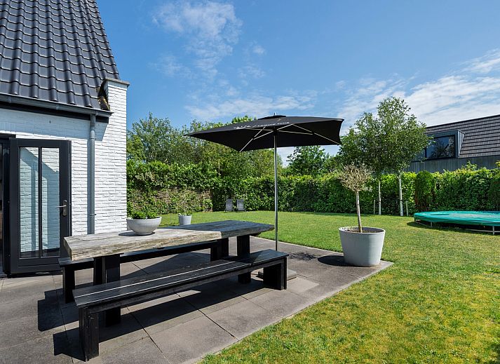 Vooraanzicht van Vakantievilla Paardenbos 5 in Burgh-Haamstede, een idyllisch vakantiehuis op Schouwen-Duiveland, Zeeland.