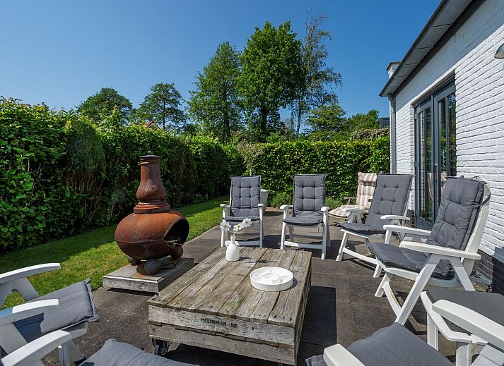 Vooraanzicht van Vakantievilla Paardenbos 5 in Burgh-Haamstede, een idyllisch vakantiehuis op Schouwen-Duiveland, Zeeland.