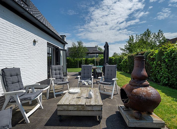 Vooraanzicht van Vakantievilla Paardenbos 5 in Burgh-Haamstede, een idyllisch vakantiehuis op Schouwen-Duiveland, Zeeland.