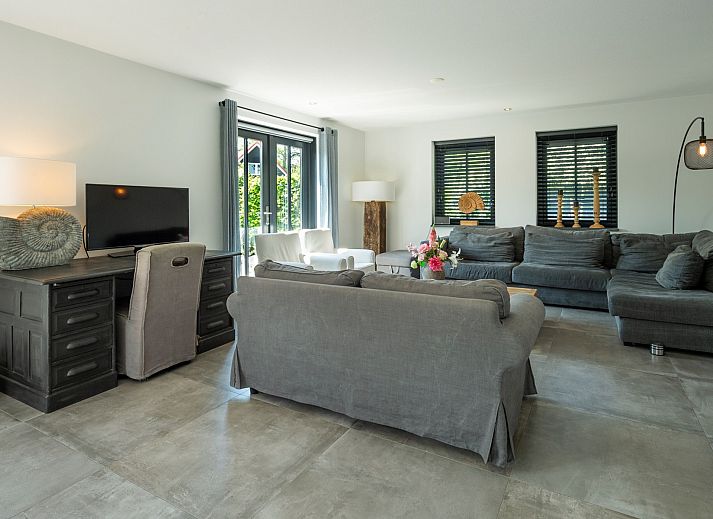 Ruim terras bij Vakantievilla Paardenbos 5 in Burgh-Haamstede, perfect voor zomerse avonden in Zeeland.