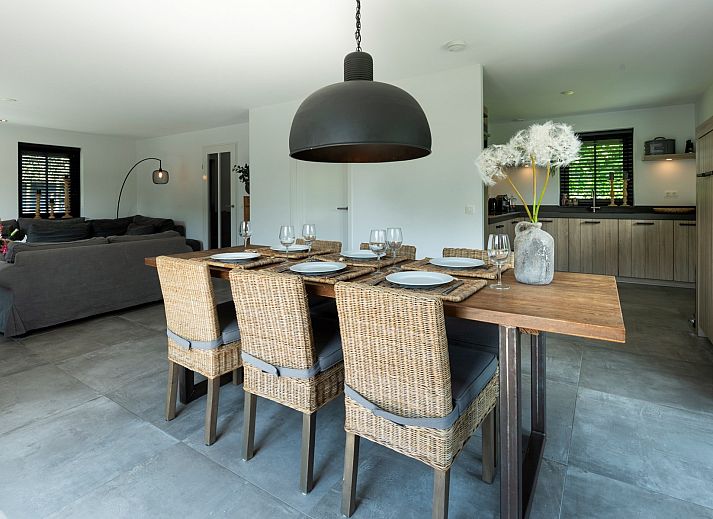 Zonnige tuin van Vakantievilla Paardenbos 5 in Burgh-Haamstede, ideaal voor ontspanning op Schouwen-Duiveland.