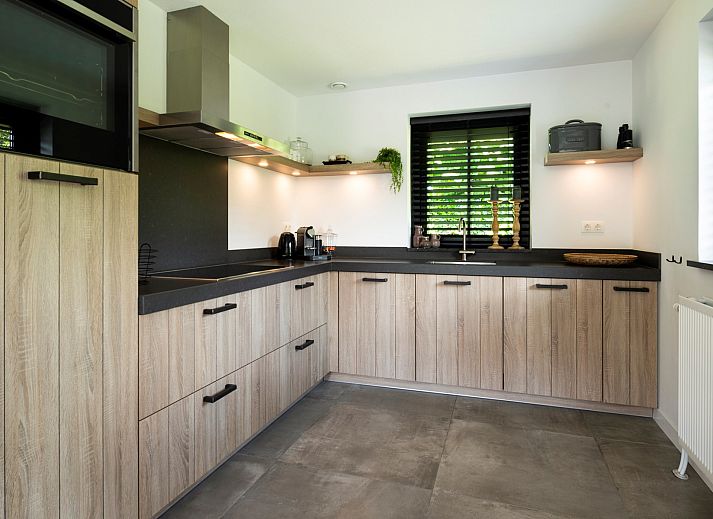 Zonnige tuin van Vakantievilla Paardenbos 5 in Burgh-Haamstede, ideaal voor ontspanning op Schouwen-Duiveland.