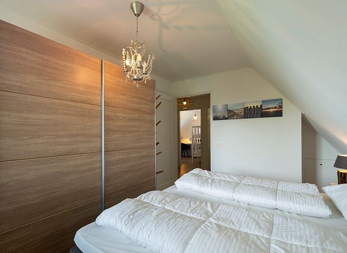 Comfortabele zithoek op het terras van Vakantievilla Paardenbos 5 in Burgh-Haamstede, een vakantiehuis in Zeeland.