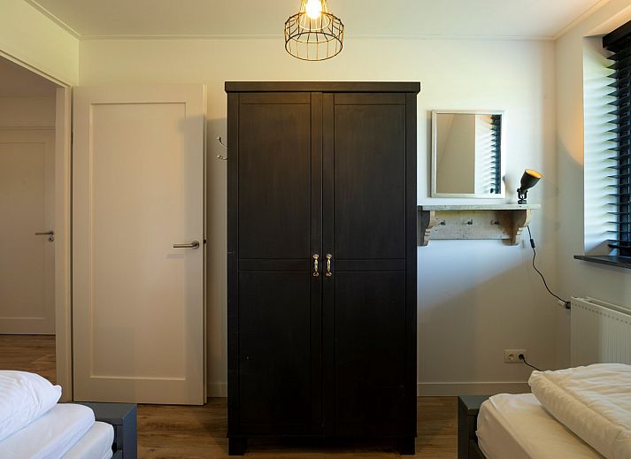 Comfortabele zithoek op het terras van Vakantievilla Paardenbos 5 in Burgh-Haamstede, een vakantiehuis in Zeeland.