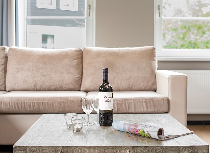 Buitenkant van Resort Haamstede's 6-persoons bungalow in Burgh-Haamstede, Zeeland, omgeven door groen.