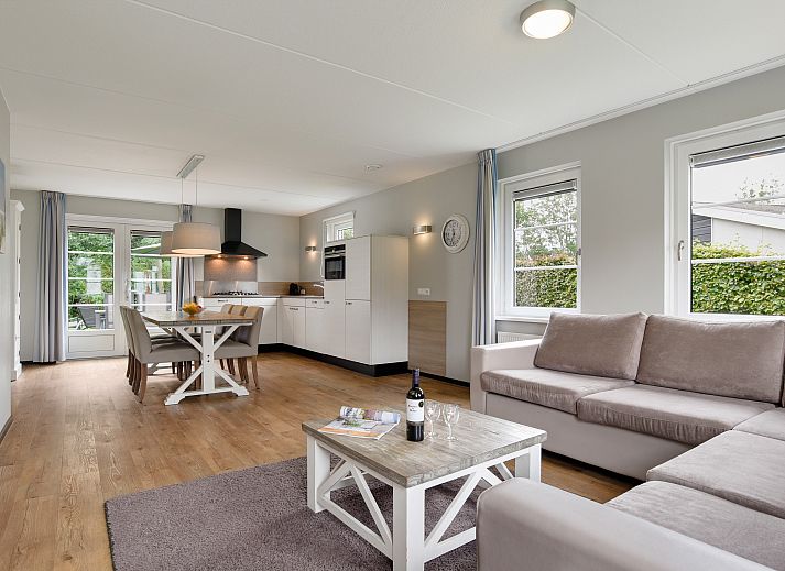 Buitenkant van Resort Haamstede's 6-persoons bungalow in Burgh-Haamstede, Zeeland, omgeven door groen.