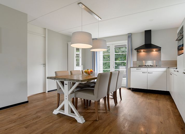 Ruime woonkamer in Resort Haamstede's vakantiehuis in Burgh-Haamstede, Zeeland, met moderne inrichting.