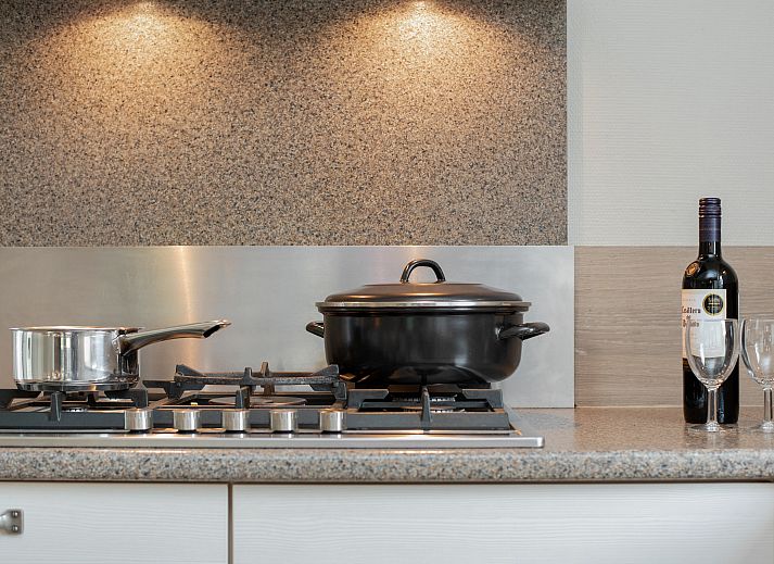 Ruime woonkamer in Resort Haamstede's vakantiehuis in Burgh-Haamstede, Zeeland, met moderne inrichting.