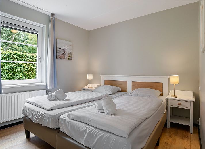 Ruime woonkamer in Resort Haamstede's vakantiehuis in Burgh-Haamstede, Zeeland, met moderne inrichting.