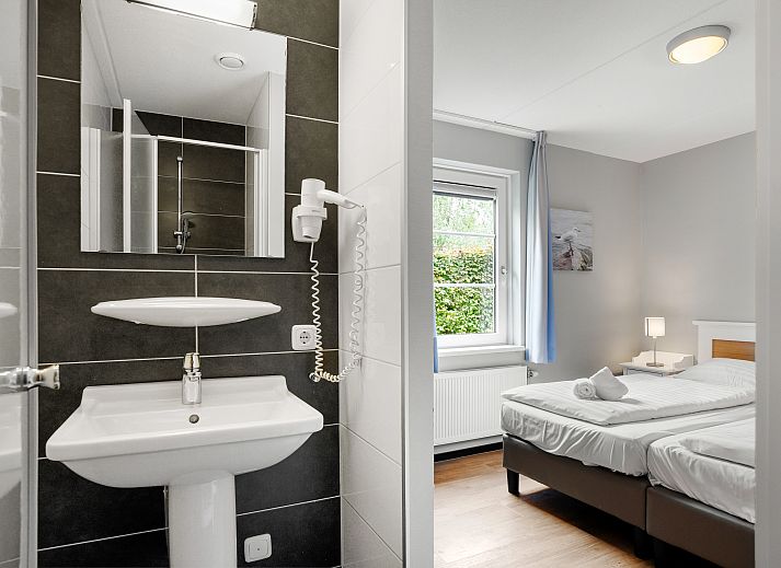 Ruime woonkamer in Resort Haamstede's vakantiehuis in Burgh-Haamstede, Zeeland, met moderne inrichting.