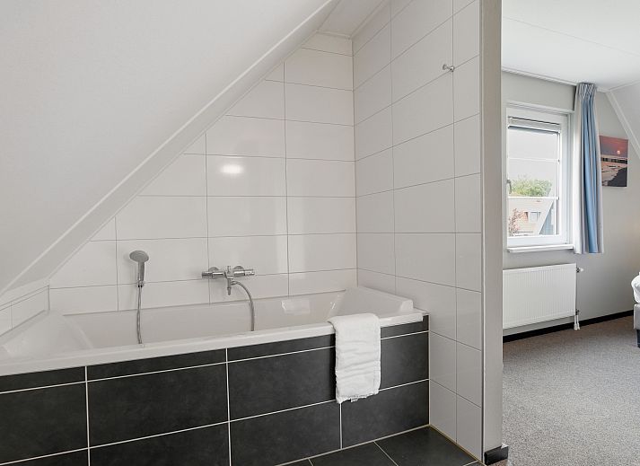 Gezellige zithoek in de 6-persoons bungalow van Resort Haamstede in Schouwen-Duiveland, Zeeland.