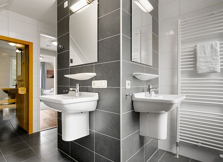 Stijlvolle salontafel met wijn in de bungalow van Resort Haamstede, Burgh-Haamstede, Zeeland.