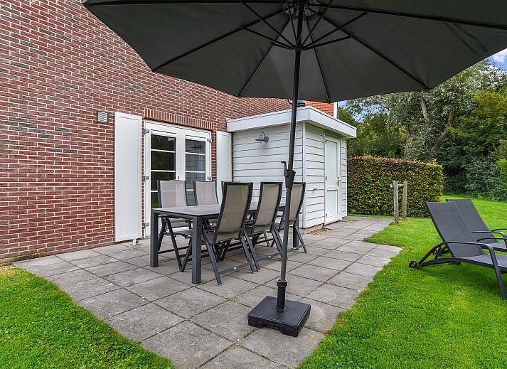 Stijlvolle salontafel met wijn in de bungalow van Resort Haamstede, Burgh-Haamstede, Zeeland.