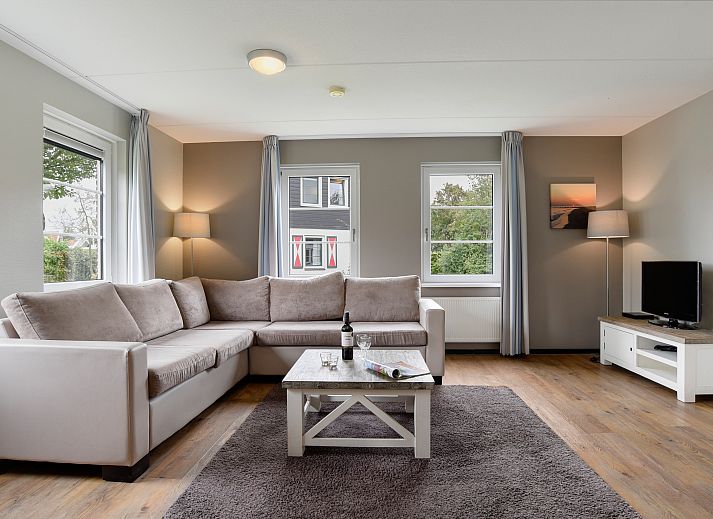 Stijlvolle salontafel met wijn in de bungalow van Resort Haamstede, Burgh-Haamstede, Zeeland.