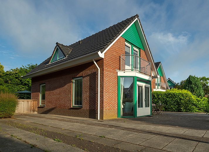 Vakantiewoning Zeepe Duinen 17, De Kreeft in Burgh-Haamstede, een charmant vakantiehuis met groene omgeving en moderne architectuur.