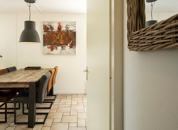 Gezellige woonkamer in Vakantiewoning Zeepe Duinen 17, De Kreeft, Burgh-Haamstede, met comfortabele zitplaatsen en veel natuurlijk licht.