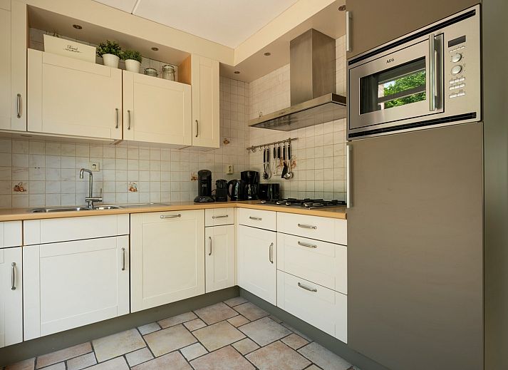 Gezellige woonkamer in Vakantiewoning Zeepe Duinen 17, De Kreeft, Burgh-Haamstede, met comfortabele zitplaatsen en veel natuurlijk licht.