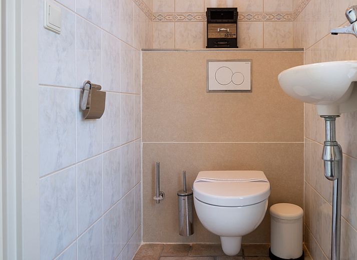 Gezellige woonkamer in Vakantiewoning Zeepe Duinen 17, De Kreeft, Burgh-Haamstede, met comfortabele zitplaatsen en veel natuurlijk licht.