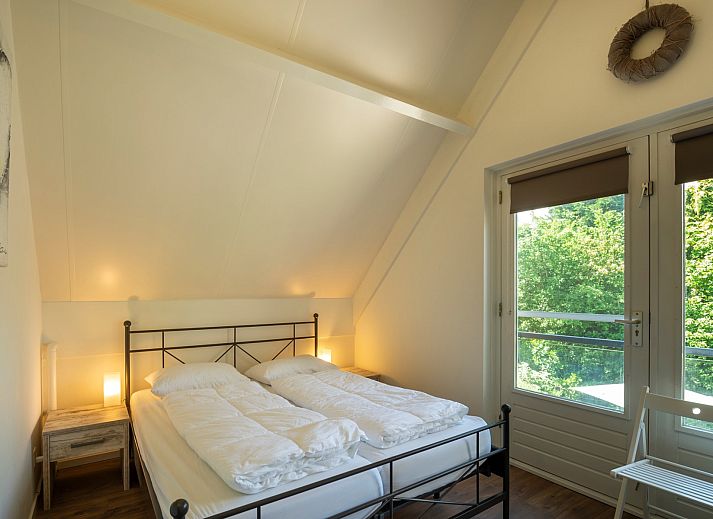 Gezellige woonkamer in Vakantiewoning Zeepe Duinen 17, De Kreeft, Burgh-Haamstede, met comfortabele zitplaatsen en veel natuurlijk licht.