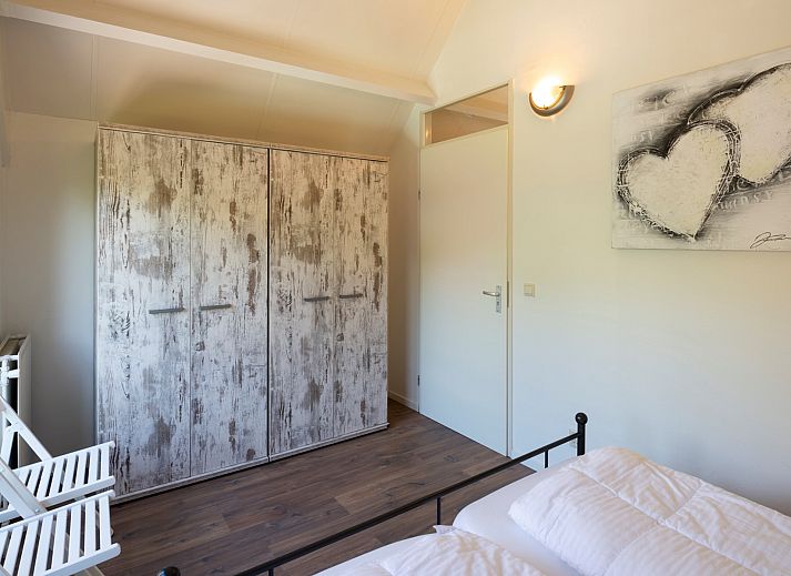 Stijlvolle binnenruimte van Vakantiewoning Zeepe Duinen 17, De Kreeft in Burgh-Haamstede, met ruime zithoek en eethoek.