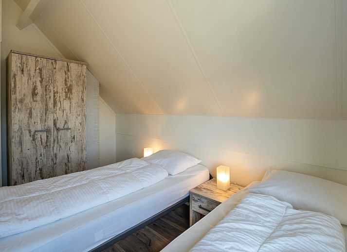 Stijlvolle binnenruimte van Vakantiewoning Zeepe Duinen 17, De Kreeft in Burgh-Haamstede, met ruime zithoek en eethoek.