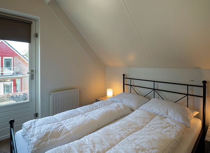 Stijlvolle binnenruimte van Vakantiewoning Zeepe Duinen 17, De Kreeft in Burgh-Haamstede, met ruime zithoek en eethoek.