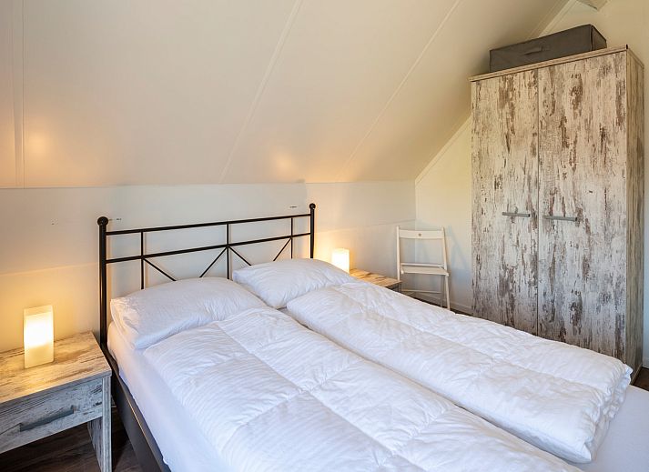 Stijlvolle binnenruimte van Vakantiewoning Zeepe Duinen 17, De Kreeft in Burgh-Haamstede, met ruime zithoek en eethoek.